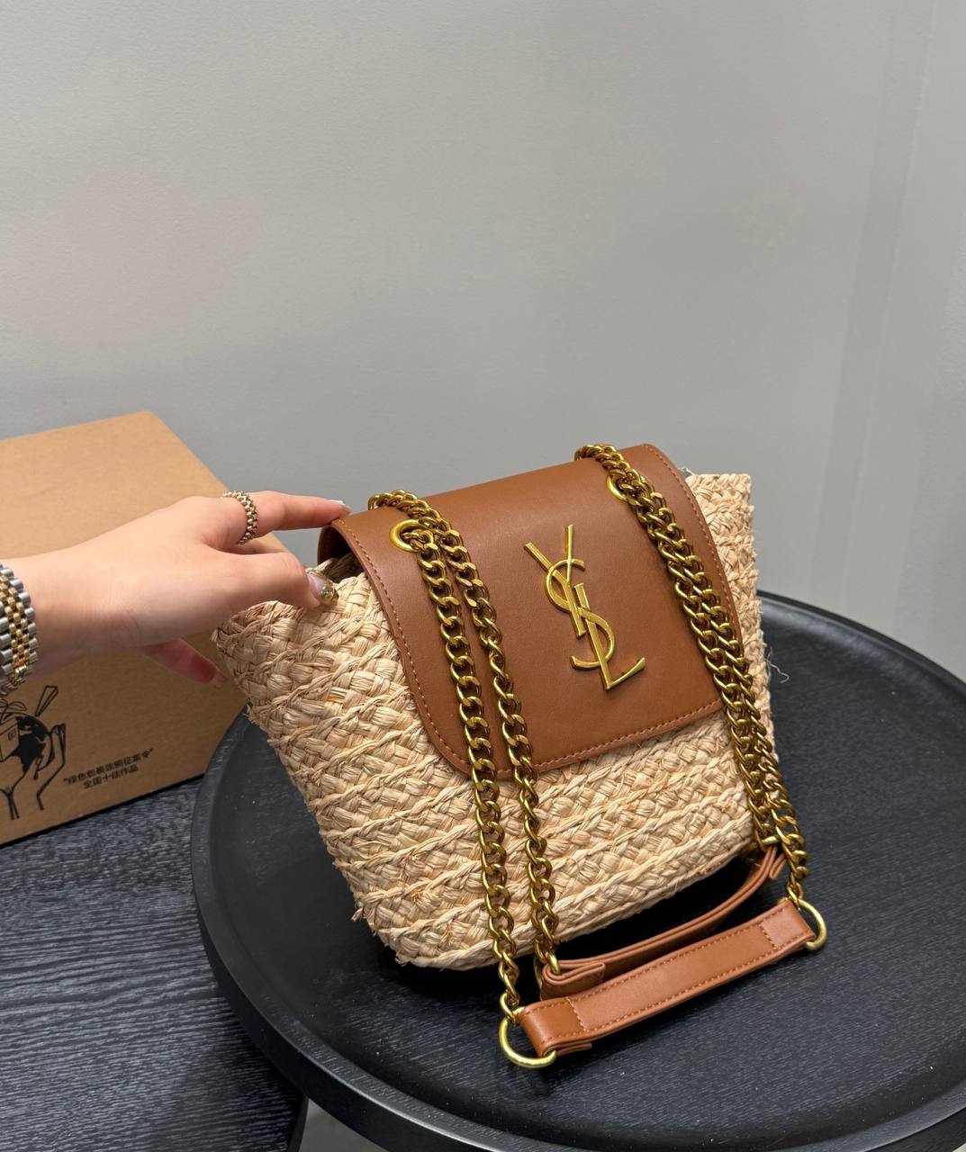 YSL - Sac porté épaule en raphia à finitions en cuir Manon Mini