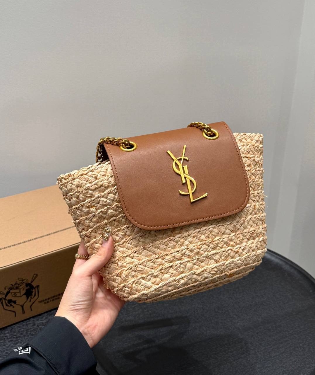 YSL - Sac porté épaule en raphia à finitions en cuir Manon Mini
