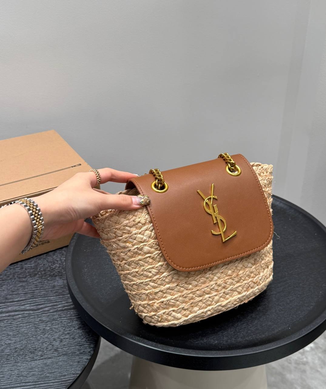 YSL - Sac porté épaule en raphia à finitions en cuir Manon Mini