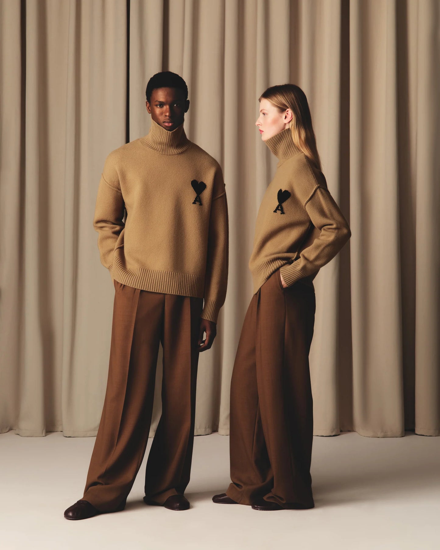 Ami Pull Marron Col Cheminée En Laine - CAMEL NOIR